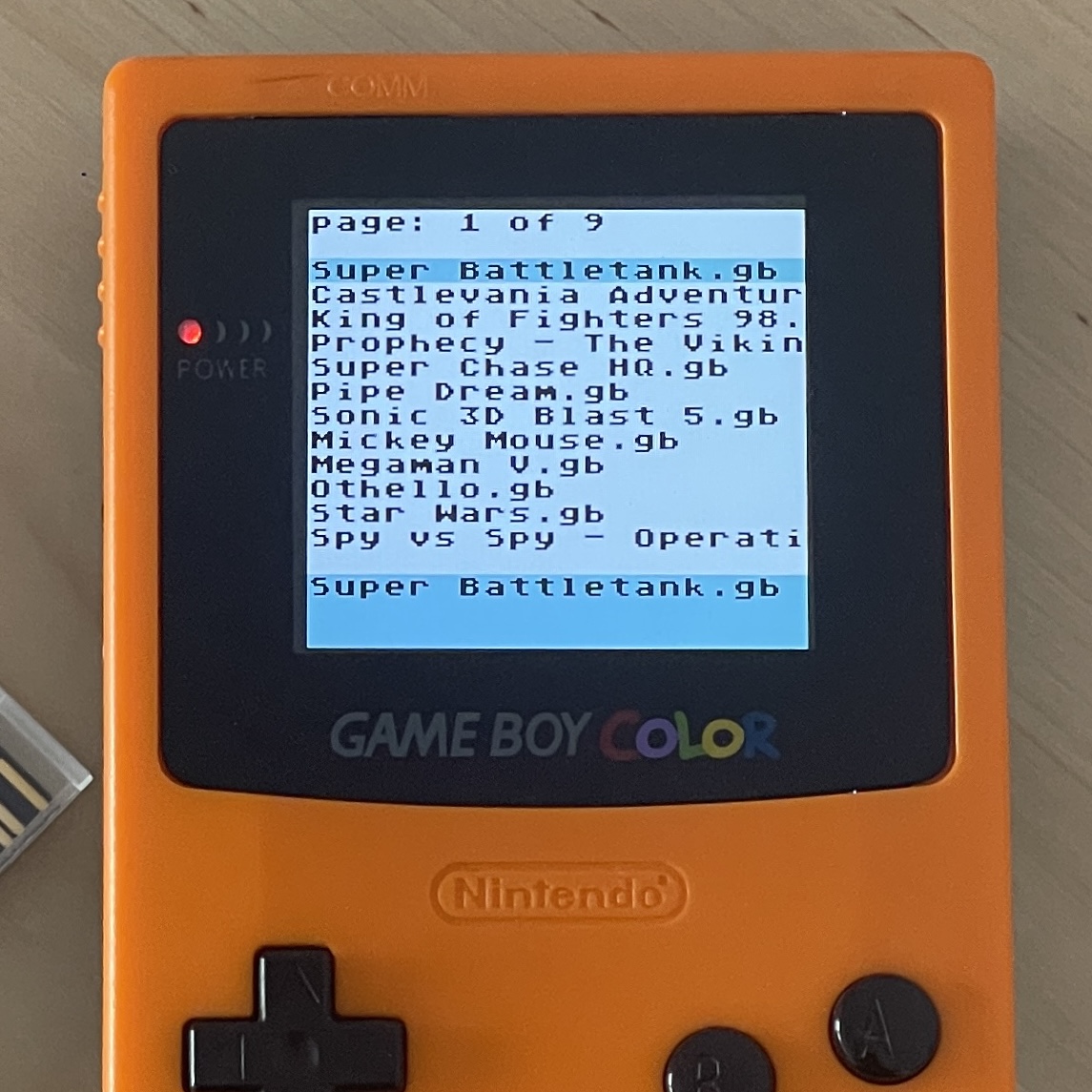 Game Boy Color со списком файлов флеш-картриджа на экране