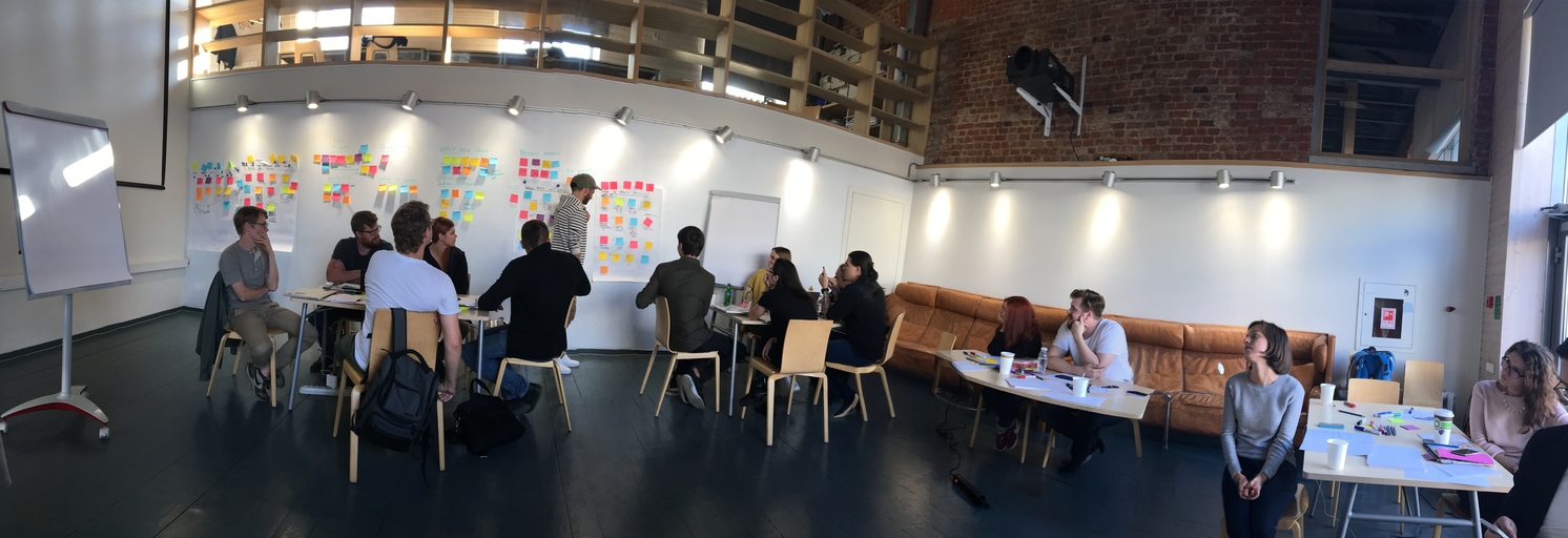 The fixed panoramic photo of the room